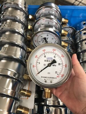 مقياس الضغط المقاوم للصدمات المملوء بالزيت 0-25MPa مقياس ضغط زيت مكافحة الصفراء عالي النقاء